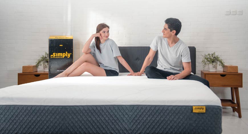 laki laki dan perempuan di atas kasur latex Simply Bed